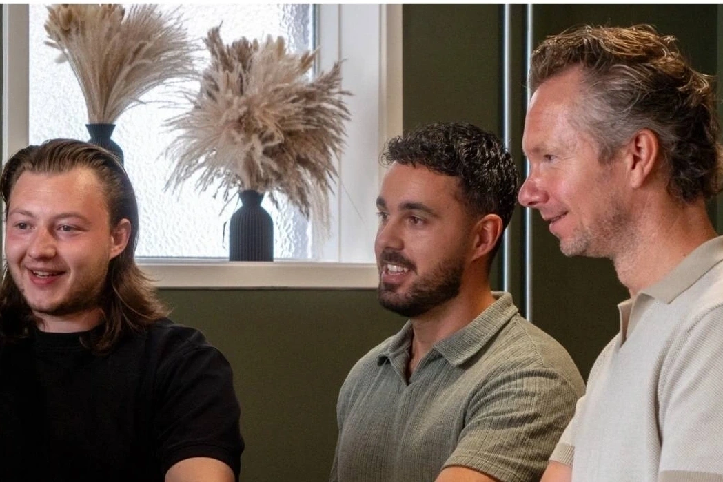 Medewerkers aan het overleggen