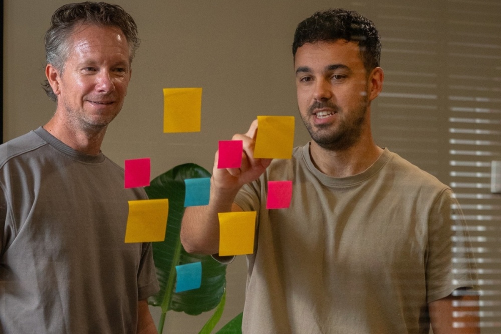 Medewerkers van Ittica Media aan het brainstormen.