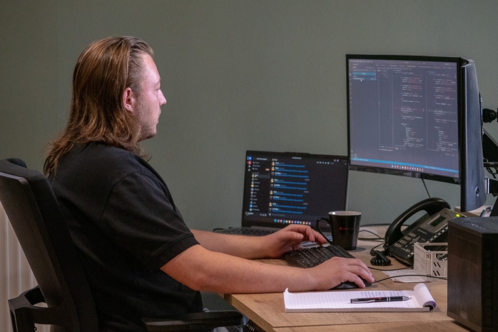 Developer van Ittica Media die bezig is het coderen van de Duitse webshop.