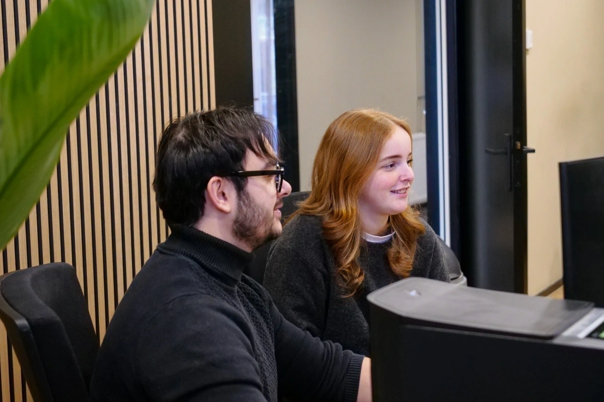 Medewerkers Ittica Media in overleg